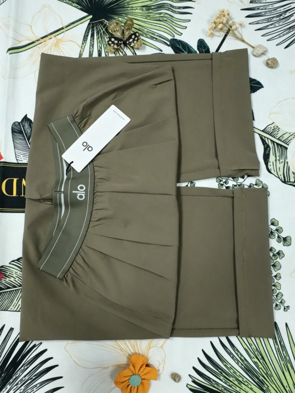 😘NWT ALO Yoga Olive Suit Up Trouser Regular 30" Inseam Wide Relaxed Fit🧚 - Picture 8 of 10